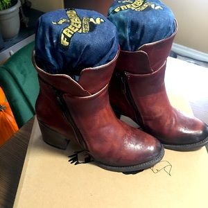Freebird by Steve Madden Clip boots size 7